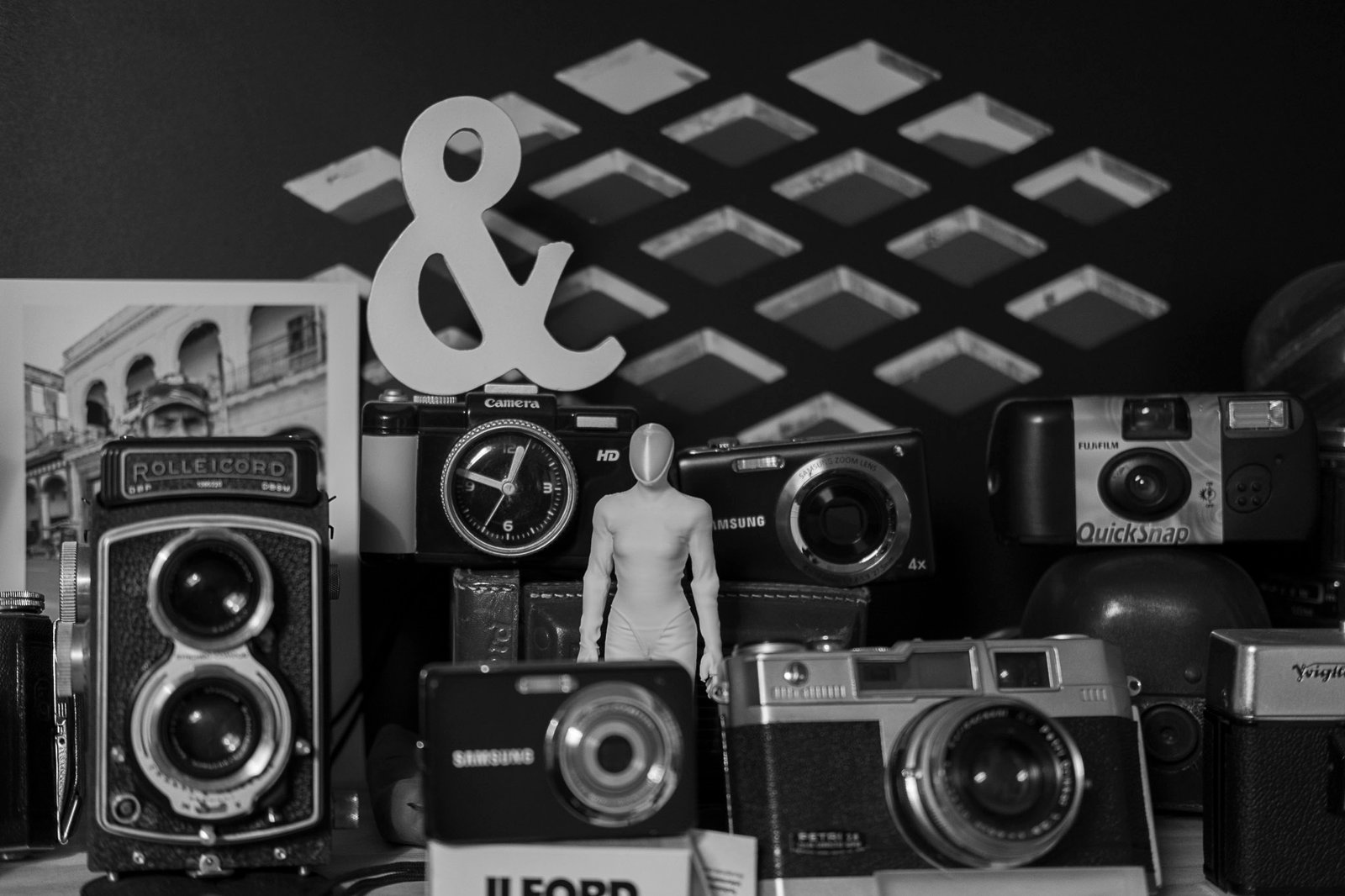 Reflejos Urbanos - Miguel Ramos Oya | B&W Fine Art Photography Urban Reflections