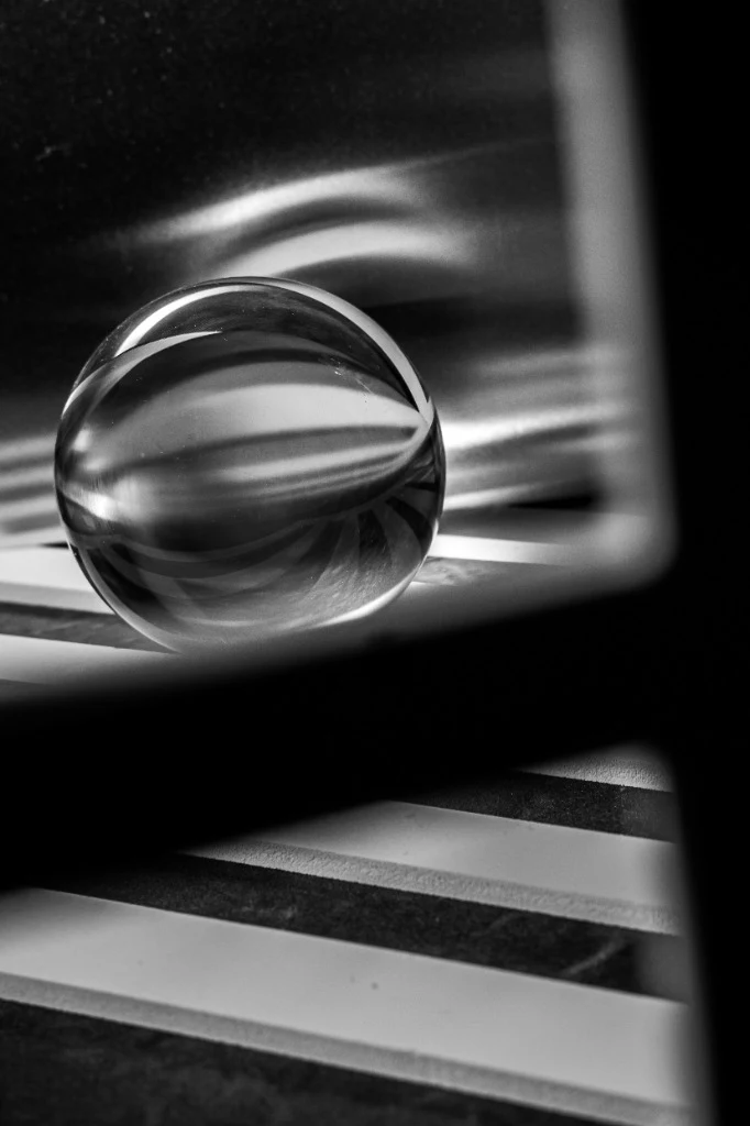Esfera en Reposo - Miguel Ramos Oya | Crystal Ball Fine Art Photography | Black and White Macro